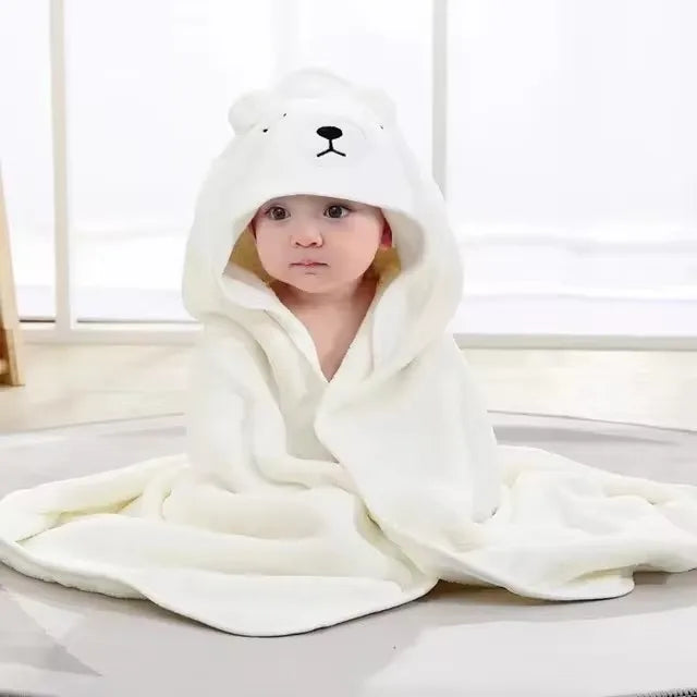 Bébé enveloppé dans une cape de bain à capuche animaux — LUEA