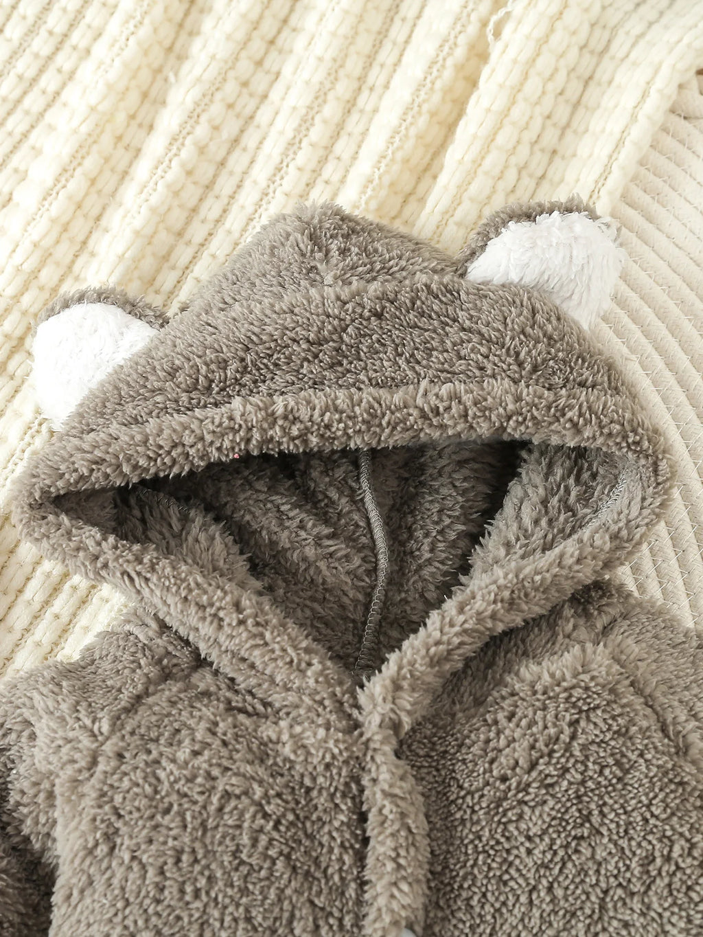 Grenouillère bébé en polaire à capuche animalière — LUEA
