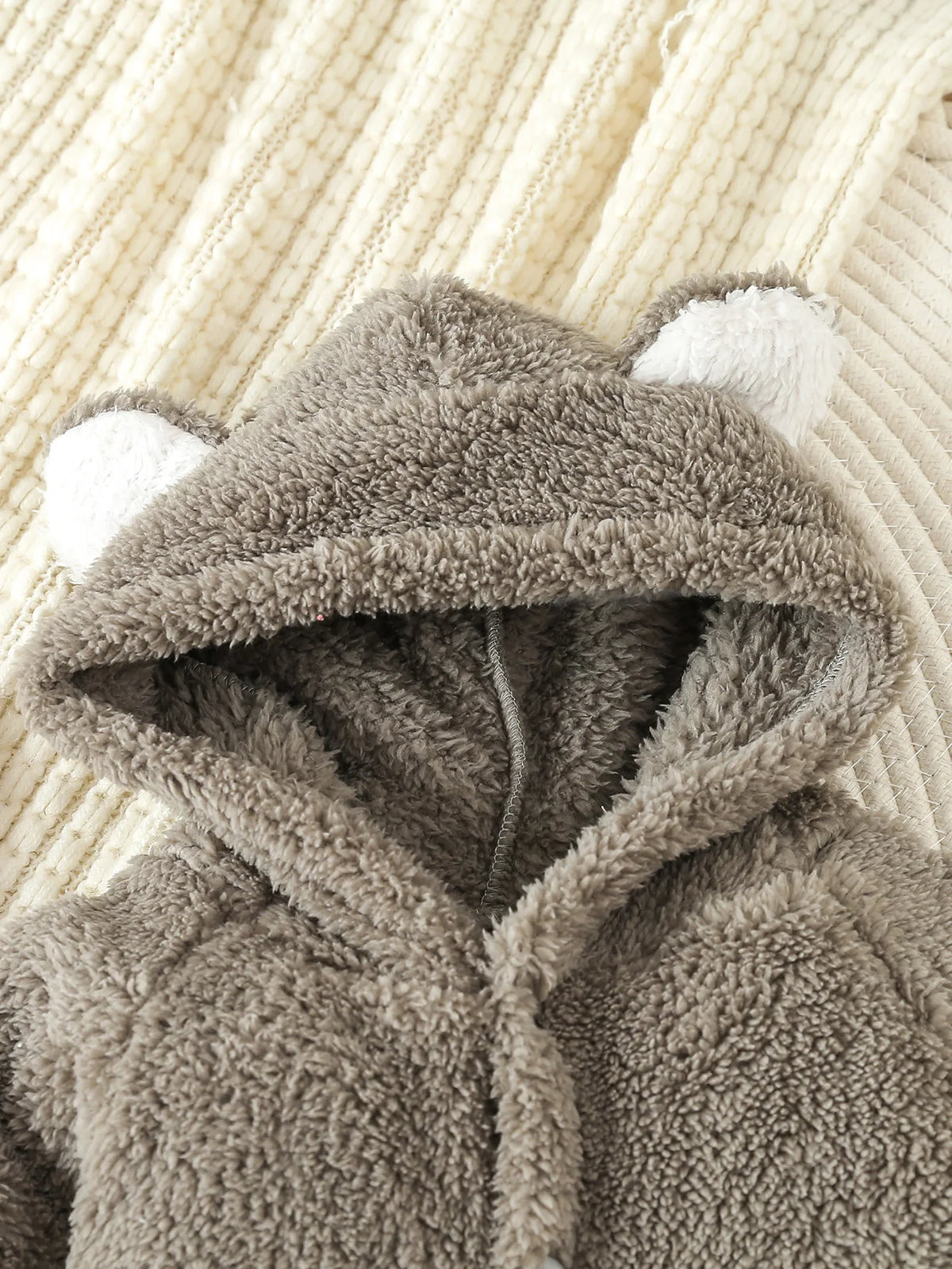 Grenouillère bébé en polaire à capuche animalière — LUEA